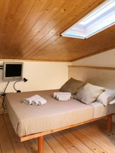 un lit avec deux serviettes dessus dans une chambre dans l'établissement Terrace99, à Rome
