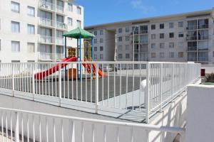 un parque infantil con un tobogán en un balcón con edificios en Relax en La Serena, en La Serena