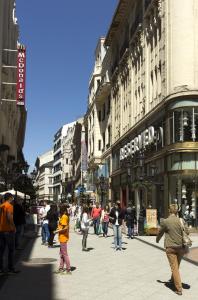 ブダペストにあるVaci 12 Apartmentの賑やかな街路を歩く人々