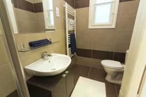 ブダペストにあるVaci 12 Apartmentのバスルーム(洗面台、トイレ付)
