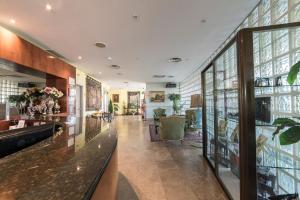 vestíbulo con bar y sala de estar en Hotel Concordy, en Madrid