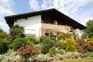 ein Haus mit Garten davor in der Unterkunft Ferienhaus und Ferienwohnungen Holzapfel Geiersthal in Geiersthal