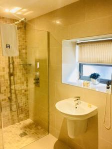A bathroom at Homestay Hotel Heathrow