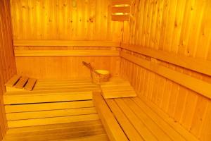 a wooden sauna with a basket in it at Okulski Grand Rozewie in Jastrzębia Góra