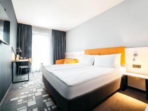 En eller flere senge i et værelse på Q Hotel Kraków