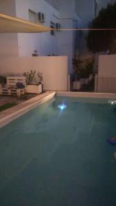 una piscina con luz en una casa en Residence San Vito, en Mazara del Vallo