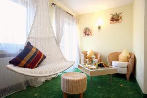 Ein Sitzbereich in der Unterkunft Hotel Am Hirschhorn - Wellness - Spa - and more
