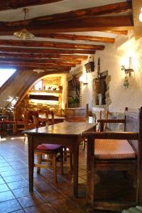 - une salle à manger avec une table et des chaises en bois dans l'établissement Casa Labata, à Adahuesca