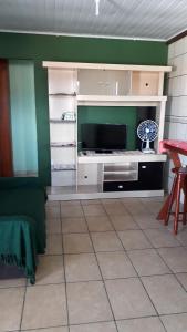 TV a/nebo společenská místnost v ubytování Pousada Mar Verde