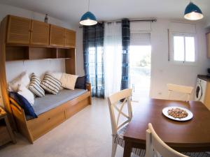 une chambre avec un lit, une table et une salle à manger dans l'établissement Cal Lipolis, à Cambrils