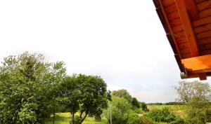 クリンクにあるHAUS MUeRITZBRISE _ OG_Fewoの家から見える畑と木々
