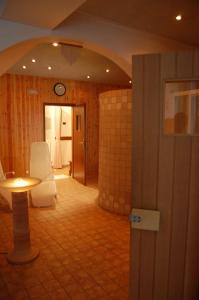 salon ze stołem i zegarem na suficie w obiekcie Hotel Quadrifoglio w mieście Pinzolo