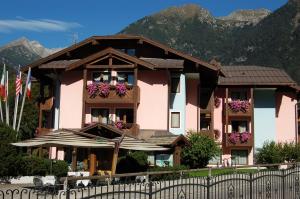 Foto da galeria de Hotel Quadrifoglio em Pinzolo