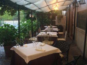 Restoran või mõni muu söögikoht majutusasutuses Albergo & Ristorante Selvatico
