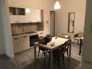 ヴェローナにあるPoloni Apartmentのキッチン、ダイニングルーム(テーブル、椅子付)