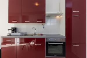 Кухня или мини-кухня в Apartments Luna
