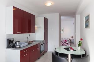 Кухня или мини-кухня в Apartments Luna
