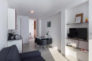 Кухня или мини-кухня в Apartments Luna
