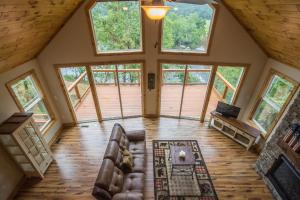 Χώρος καθιστικού στο Tree Top cabin on the Shenandoah River