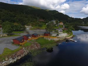 una vista aérea de una pequeña ciudad junto a un cuerpo de agua en Bratland Camping, en Bergen