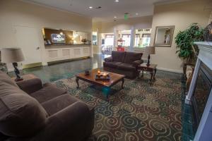 Ashmore Inn and Suites Lubbock في لوبوك: غرفة معيشة مع أريكة وطاولة قهوة