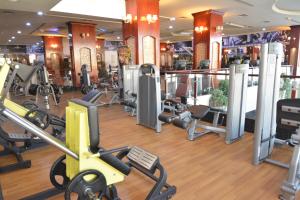 ein Fitnessstudio mit vielen Laufbändern und Maschinen in der Unterkunft Grandeur East in Khobar