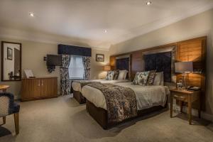 מיטה או מיטות בחדר ב-The Admiral Rodney Hotel, Horncastle, Lincolnshire