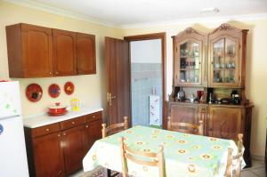 Affittacamere della Paolina في Ceccano: مطبخ مع طاولة وثلاجة