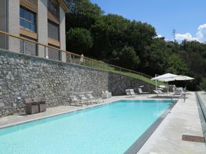 een zwembad voor een gebouw bij Paradiso del lago in Bellano