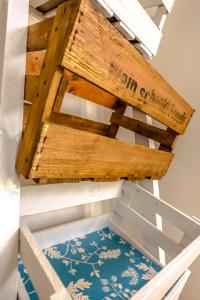 a wooden bunk bed in a room at Fewo " Schmiede " Innenstadt, ruhige Lage, große Terrasse, Wlan inkl. in Rüdesheim am Rhein