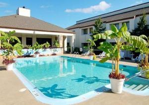 Bazén v ubytování MainStay Suites Prince George - Fort Lee nebo v jeho okolí