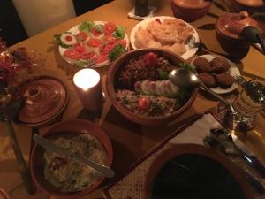 un tavolo con molti piatti di cibo sopra di Abberny villa a Midigama East
