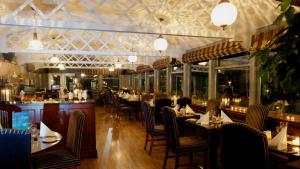 ララーにあるThe Glendalough Hotelのテーブルと椅子のあるレストラン、バー