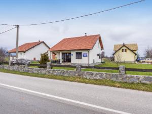 Budova, v ktorej sa apartmán nachádza + 2 fotografie