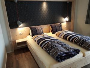 duas almofadas num sofá num quarto em Tgantieni sot - Haus mit Herz em Lenzerheide