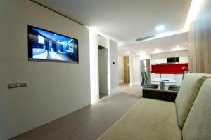Una televisión o centro de entretenimiento en Hotel & Spa Ciudad de Binéfar
