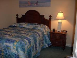 Uma cama ou camas num quarto em Tilghman Golf 8010 Condo