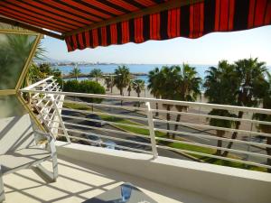 einen Balkon mit einem Stuhl und Meerblick in der Unterkunft Appartement Le Chantilly in Cagnes-sur-Mer