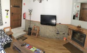 TV a/nebo společenská místnost v ubytování Casa El Cabrero