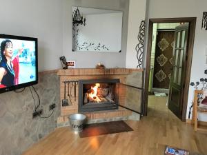 TV a/nebo společenská místnost v ubytování Casa El Cabrero