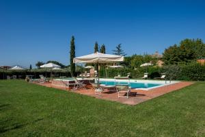 Bazén v ubytování Agriturismo Podere La Rocca nebo v jeho okolí