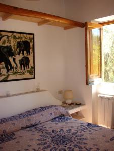 um quarto com uma cama e uma fotografia na parede em Villa Eoliana em San Giorgio
