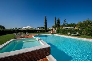 Bazén v ubytování Agriturismo Podere La Rocca nebo v jeho okolí