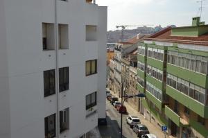 vista su una strada da un edificio di Lx Center Guesthouse a Lisbona