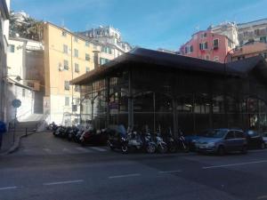 ジェノヴァにあるB&B Bandabriscaの建物前に停車する一団の二輪車