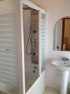 Hostal Cervantes tesisinde bir banyo