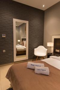 Postel nebo postele na pokoji v ubytování Hotel Rastoni - Helvetia