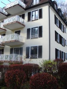 un edificio blanco con ventanas y balcones negros en VIP Apartment Baden-Baden, en Baden-Baden