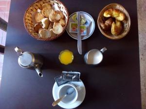 a table with a toilet and a basket of bread at Petit Hotel in Chivilcoy