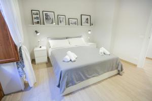 sypialnia z łóżkiem i dwoma ręcznikami na nim w obiekcie Casa sul mare w Cefalù